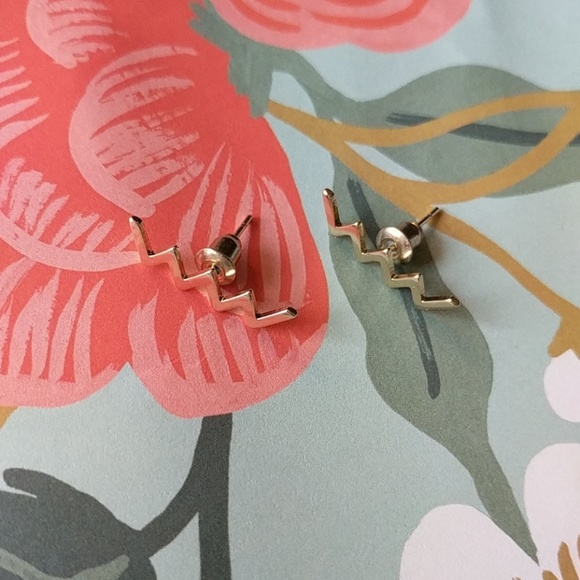 LAST ONE Nwot gold zigzag dainty stud earring - Picture 4 of 4